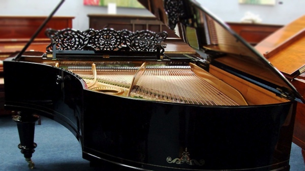 Bechstein Model v piano