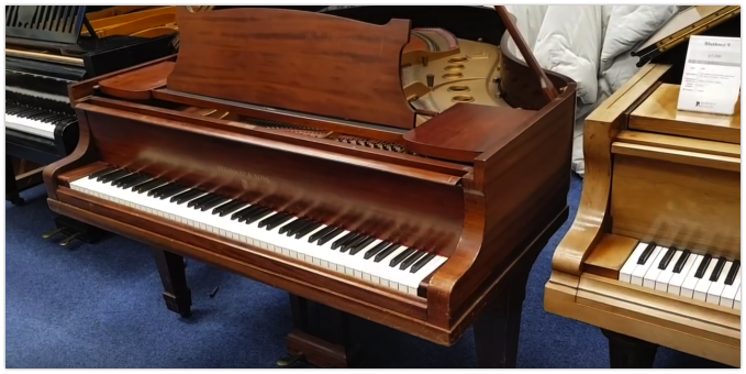 Steinway 5ft 7in model M 1930 grand piano: mahogany or black?